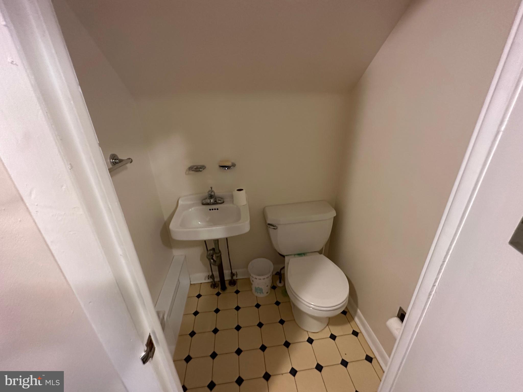 9947 Crossfield Road Hagerstown, MD 21740 - Photo 31 of 39 a bathroom with a sink toilet and a mirror