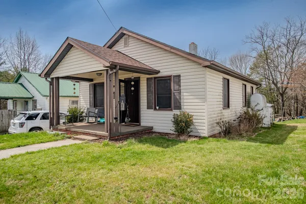 a view of a house with backyard