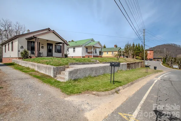 $235,000 | 400 Summit Avenue, Spruce Pine, NC 28777