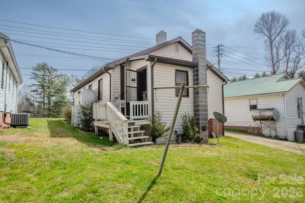 $235,000 | 400 Summit Avenue, Spruce Pine, NC 28777