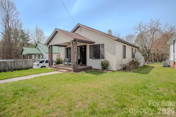 $235,000 | 400 Summit Avenue, Spruce Pine, NC 28777