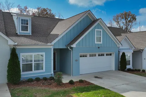 a view of house with a yard