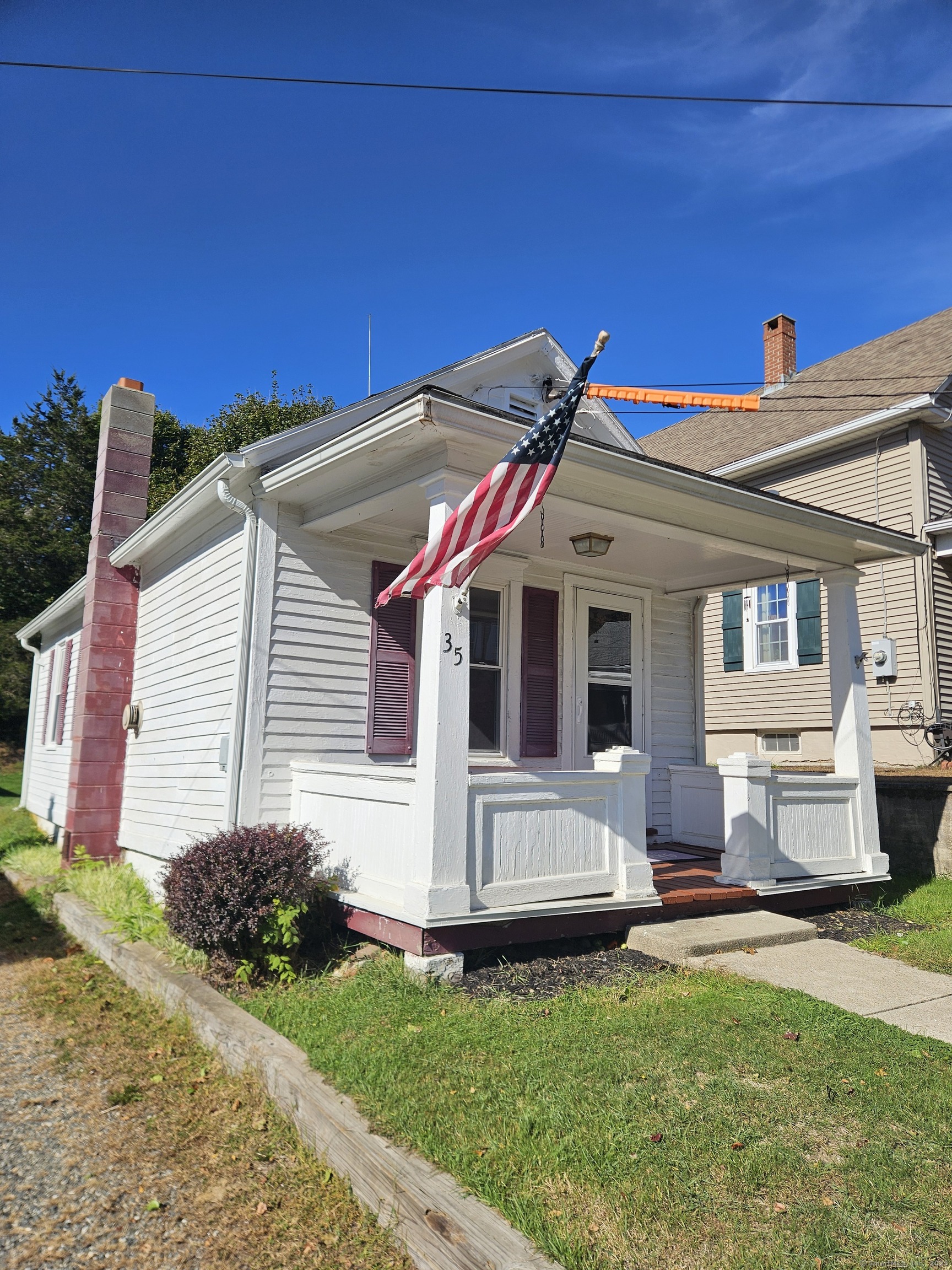 a view of a house with backyard