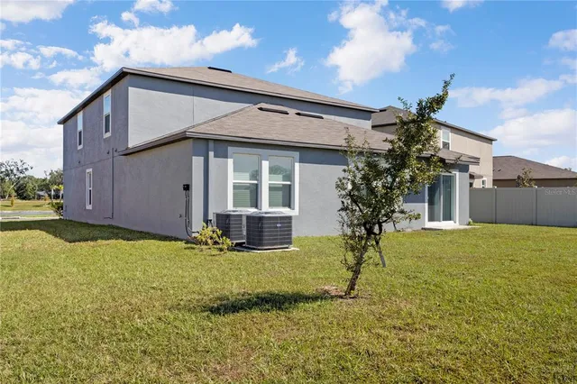a view of a house with backyard and garden