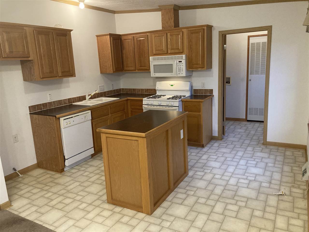 11156 Cinder Road Beulah, MI 49617 - Photo 6 of 37 1882651-5.JPG