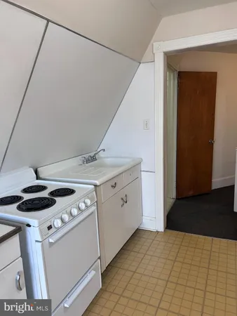 $1,400 | 913 Fayette Street, Unit 3, Conshohocken, PA 19428