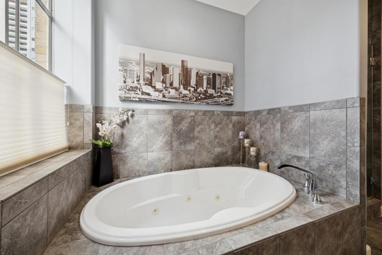 914 Main Street, Unit 1204 Houston, TX 77002 - Photo 11 of 34 Jetted tub with large window for natural light.