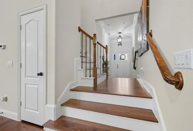 a view of entryway with livingroom