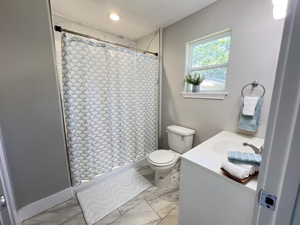 302 Glen Oaks Road Bonham, TX 75418 - Photo 8 of 17