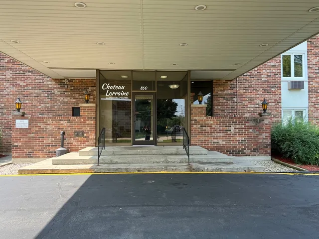 $230,000 | 850 South Lorraine Road, Unit 3L, Wheaton, IL 60189