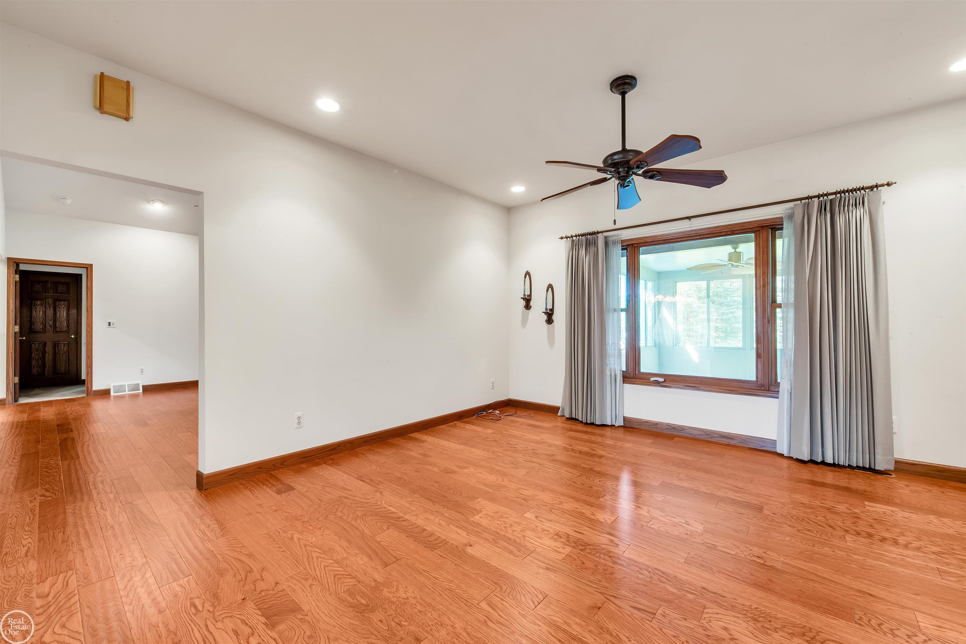 54465 Fairchild Road Macomb, MI 48042 - Photo 26 of 53 50120423-25.JPG
