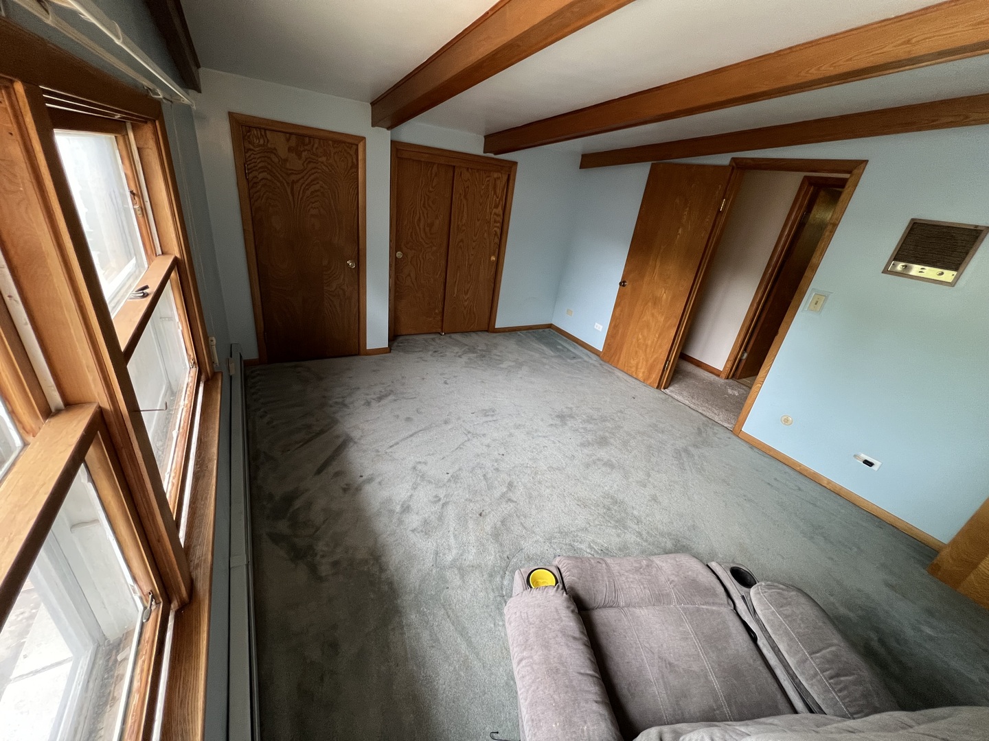 616 Seneca Drive Aurora, IL 60506 - Photo 22 of 36 a living room with furniture and a window