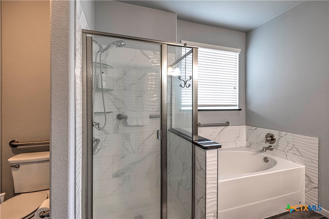 504 Coventry Drive Temple, TX 76502 - Photo 26 of 30 a bathroom with a sink a mirror and a bathtub