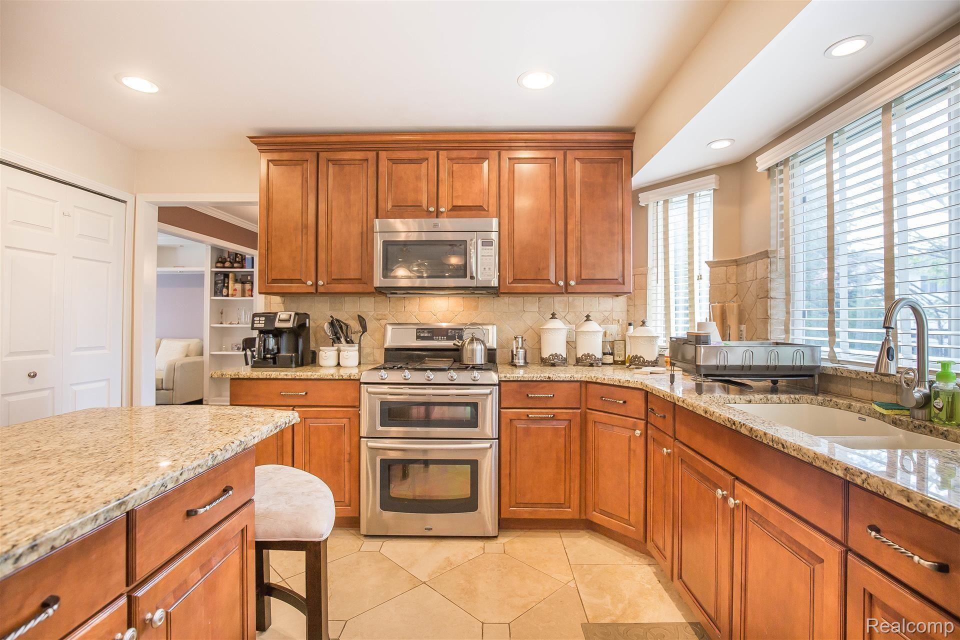 128 Chestnut Ridge Walled Lake, MI 48390 - Photo 10 of 29 Image -4.jpg
