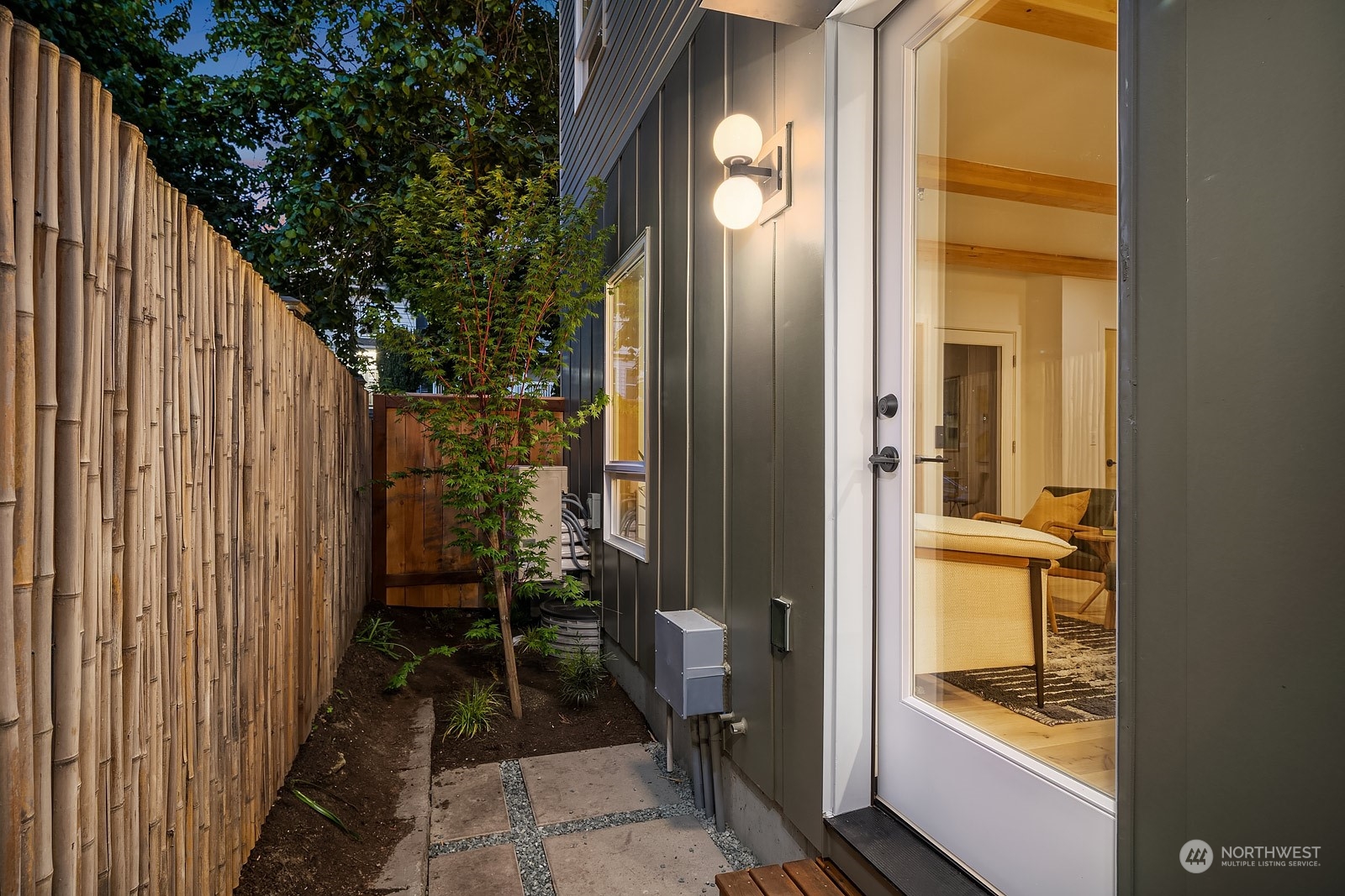 911 14th Avenue, Unit A Seattle, WA 98122 - Photo 25 of 33