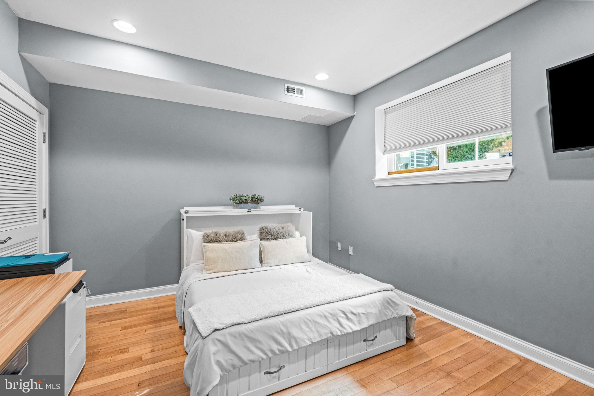 116 Quarry Street Philadelphia, PA 19106 - Photo 17 of 57 a bedroom with a bed and a tv