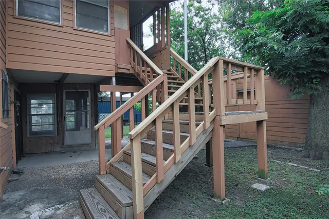 a view of a house with backyard and deck