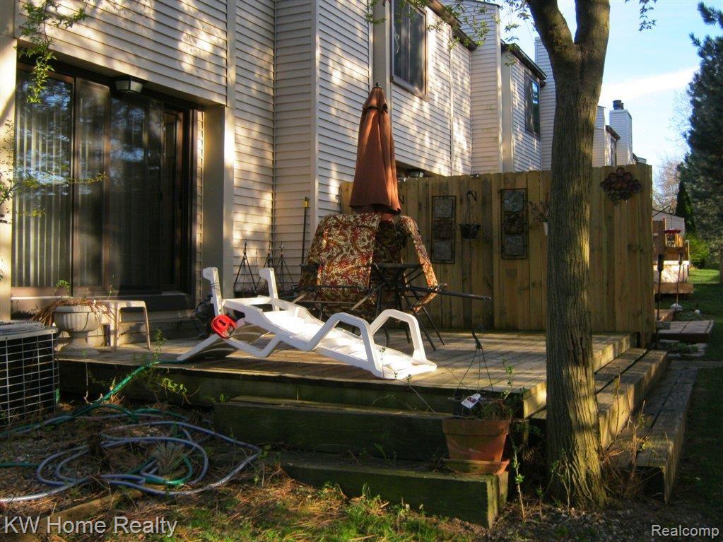 386 Willow Grove Lane Rochester, MI 48307 - Photo 4 of 8 Rear Deck