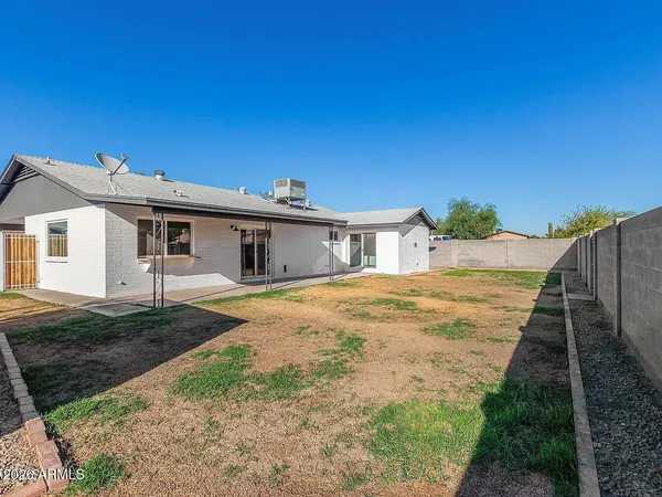 a view of a house with a backyard
