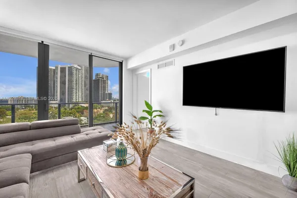 $4,500 | 121 Northeast 34th Street, Unit 905, Miami, FL 33137