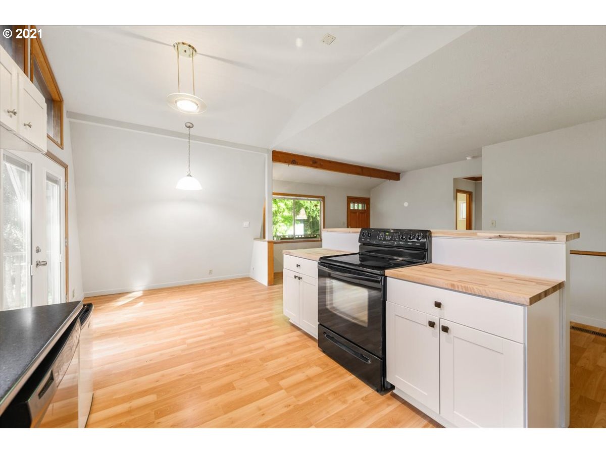 16230 Oakdale Road Dallas, OR 97338 - Photo 10 of 32