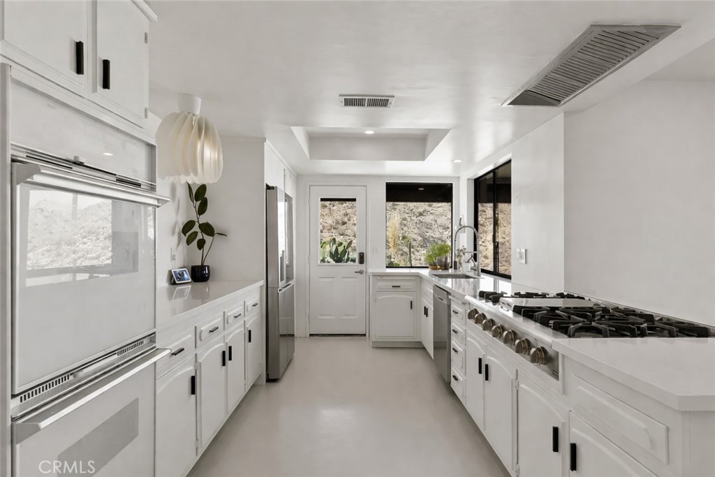 53744 Ridge Road Yucca Valley, CA 92284 - Photo 3 of 17