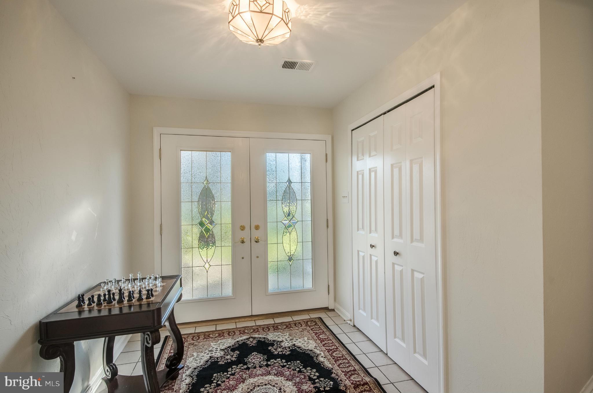 8931 Fort Hunt Road Alexandria, VA 22308 - Photo 2 of 30 Foyer