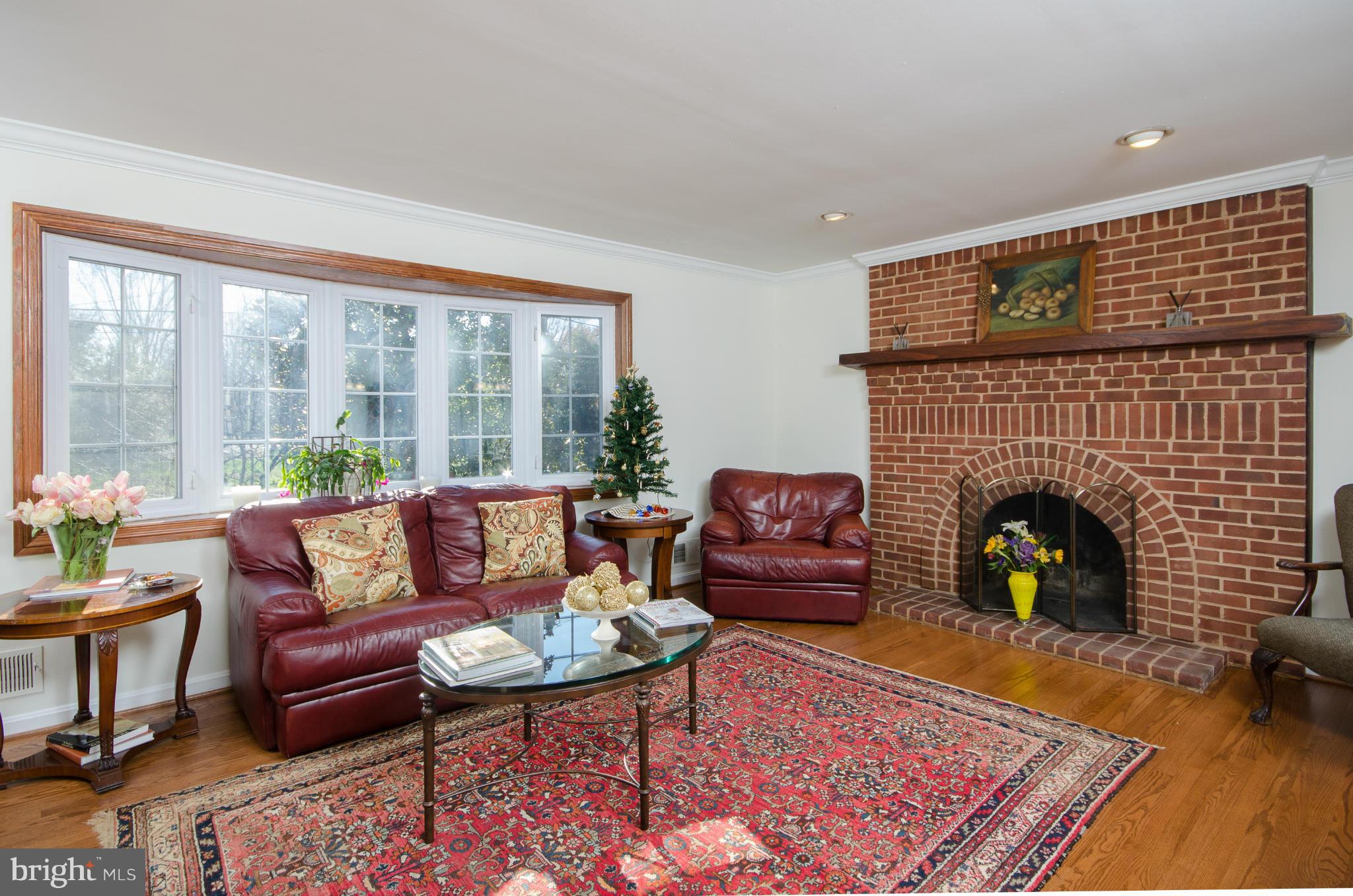 8931 Fort Hunt Road Alexandria, VA 22308 - Photo 3 of 30 Living Room