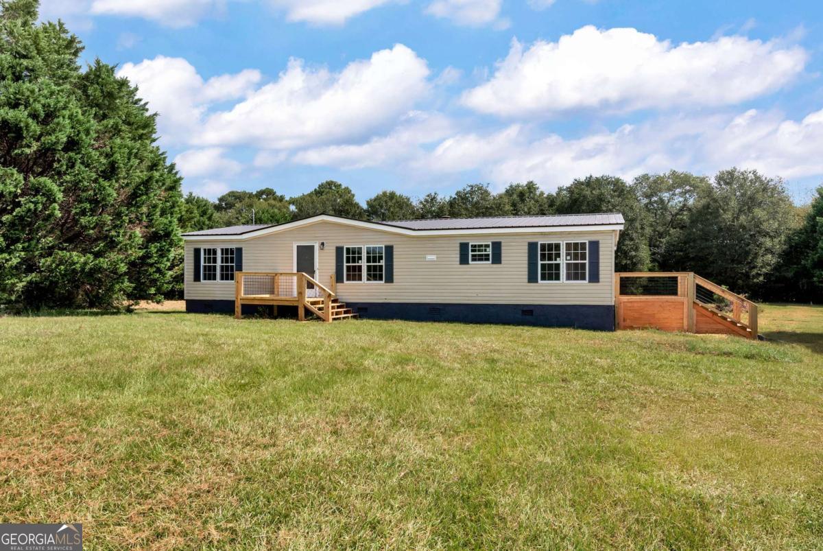 a view of a house with backyard and garden