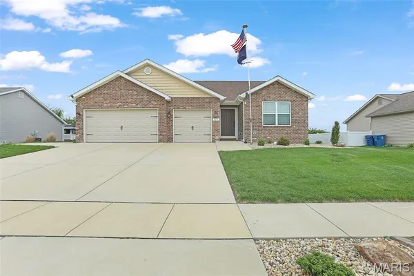 $330,000 | 117 Garrettford Drive, Bethalto, IL 62010