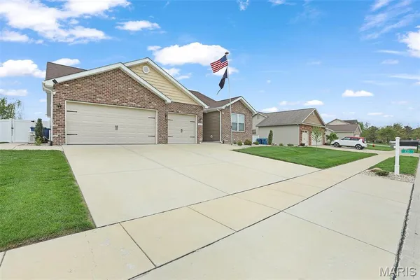 $330,000 | 117 Garrettford Drive, Bethalto, IL 62010