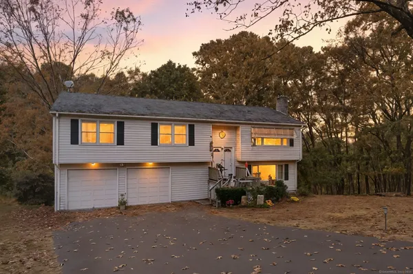 a view of a house with backyard