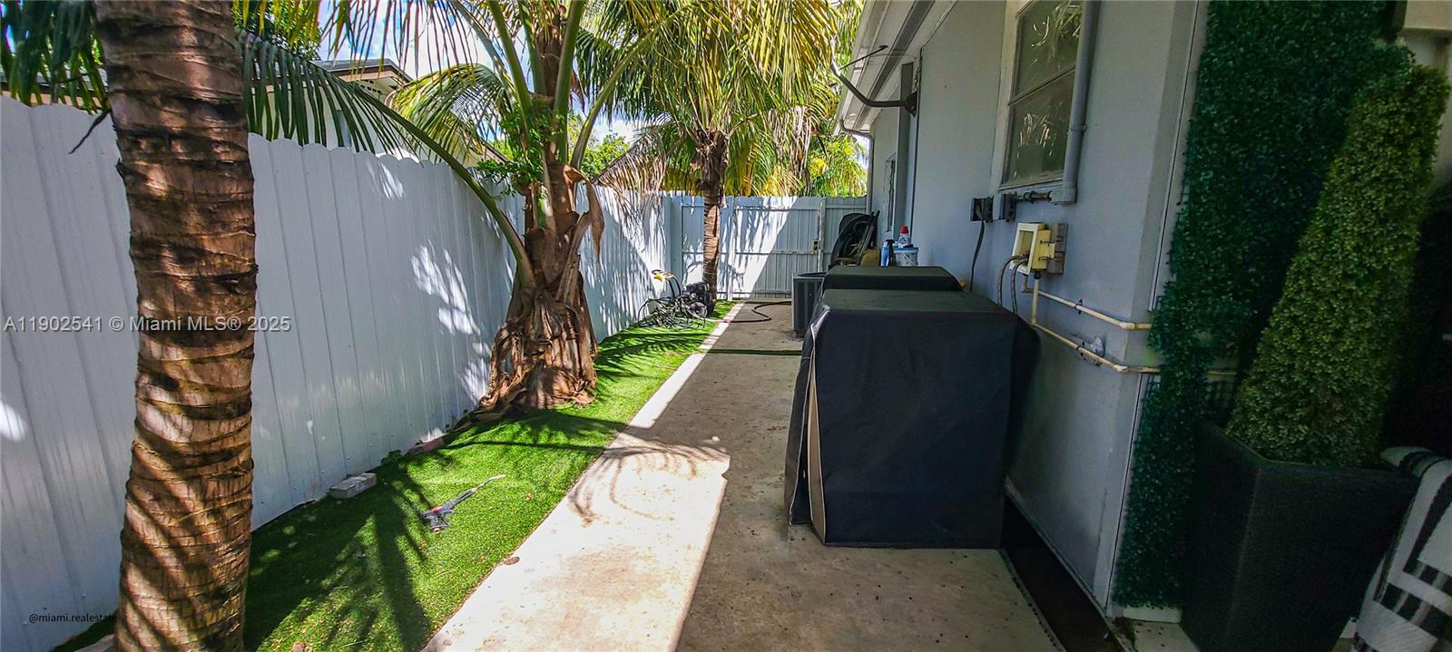 232 Northeast 160th Street Miami, FL 33162 - Photo 28 of 36 a backyard of a house with a yard