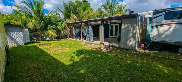 a view of back yard of the house