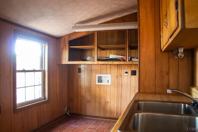 a view of entryway with window