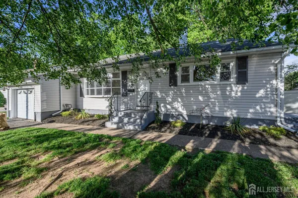 a view of back yard of the house