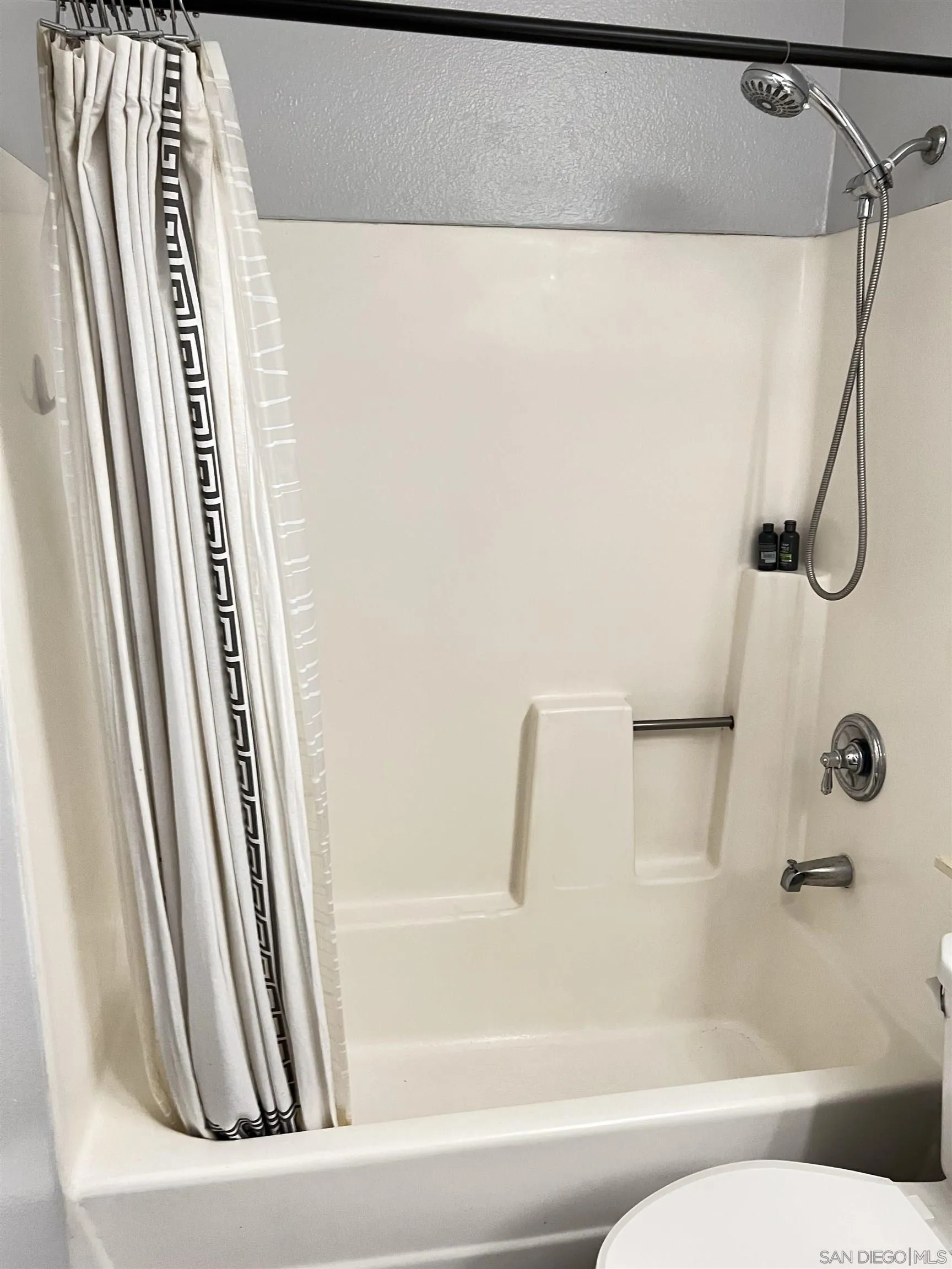 3043 Chipwood Court Spring Valley, CA 91978 - Photo 19 of 38 a bathroom with a bath tub