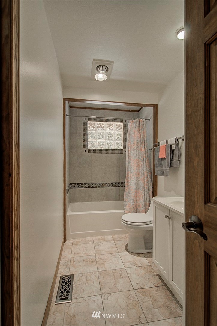 14212 143rd Avenue Southeast Renton, WA 98059 - Photo 14 of 24 Gallery Image 14