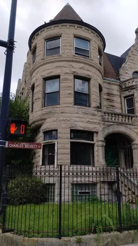$405,000 | 4058 South King Drive, Chicago, IL 60653