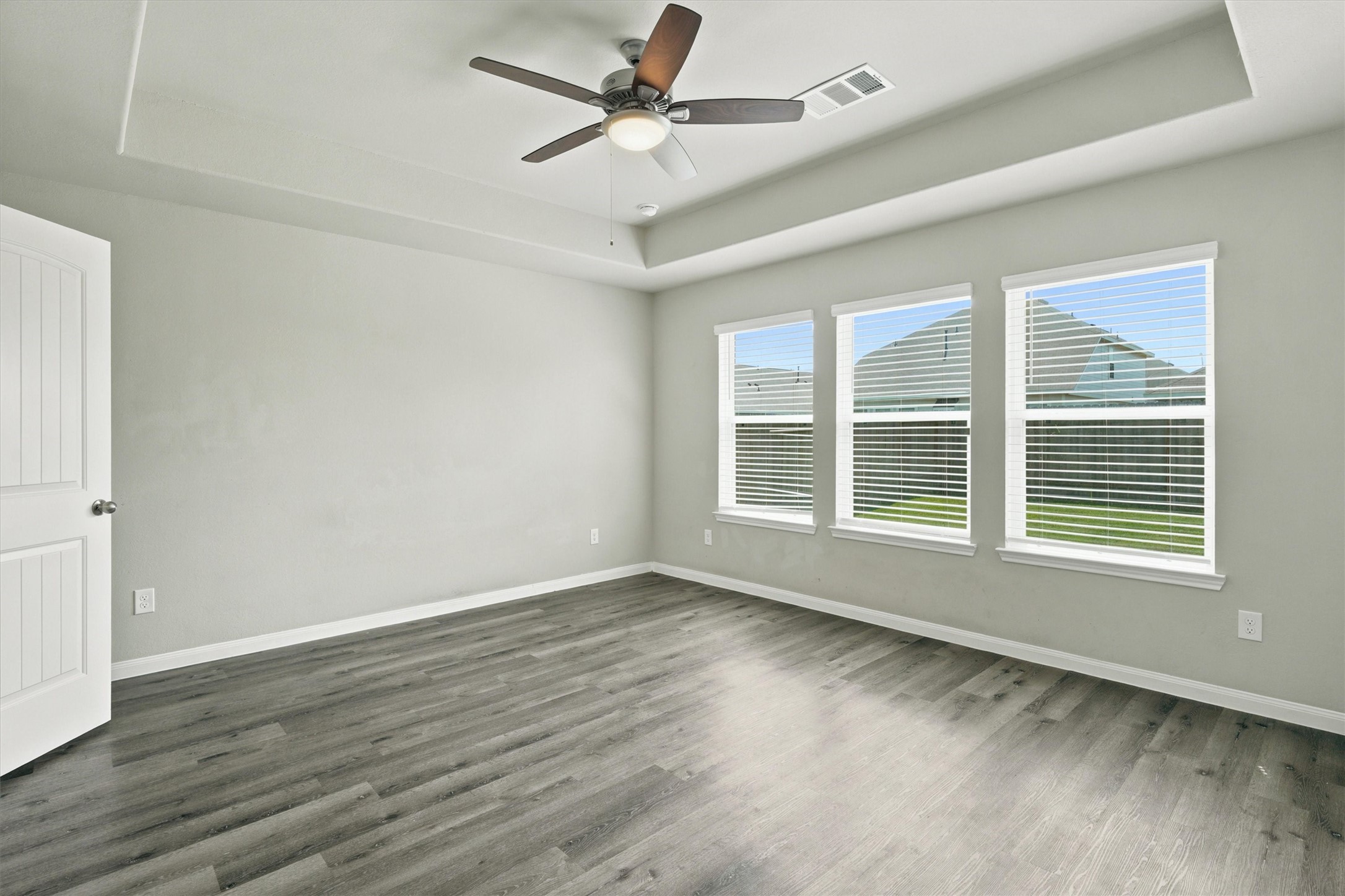 5334 Brooklyn Rose Drive Rosharon, TX 77583 - Photo 12 of 21 Primary Bedroom is spacious and bright