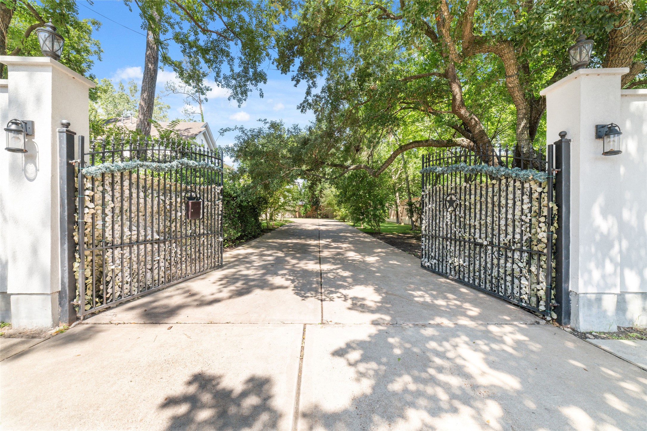335 Voss Road Houston, TX 77024 - Photo 14 of 45 a view of a street from a balcony