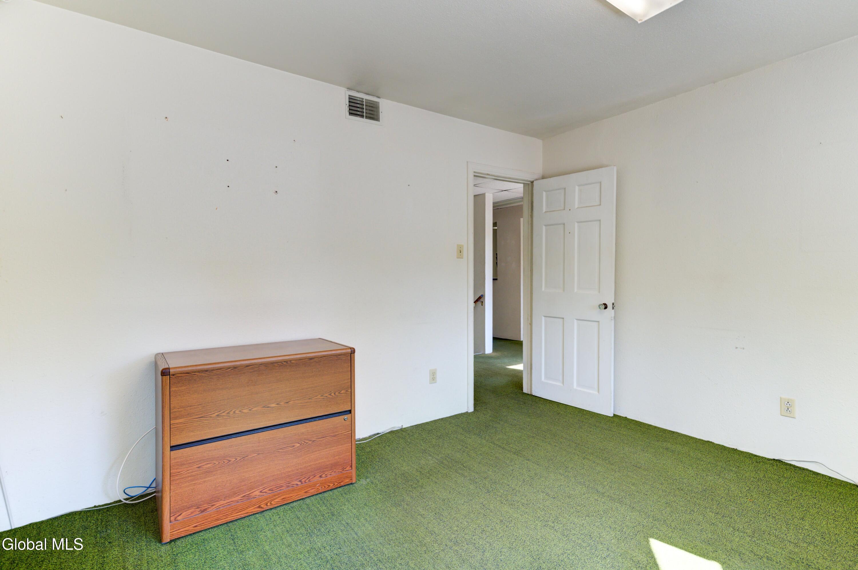 34 Russell Road Colonie, NY 12205 - Photo 6 of 61 43-34 Russell Rd