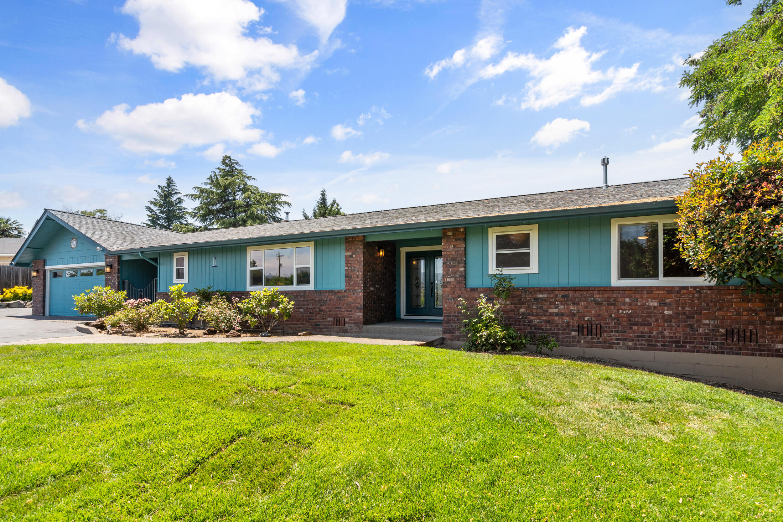 723 Pierce Road Medford, OR 97504 - Photo 35 of 38 front yard