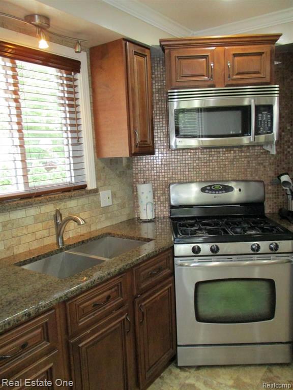 3195 Hessel Avenue Rochester Hills, MI 48307 - Photo 10 of 36