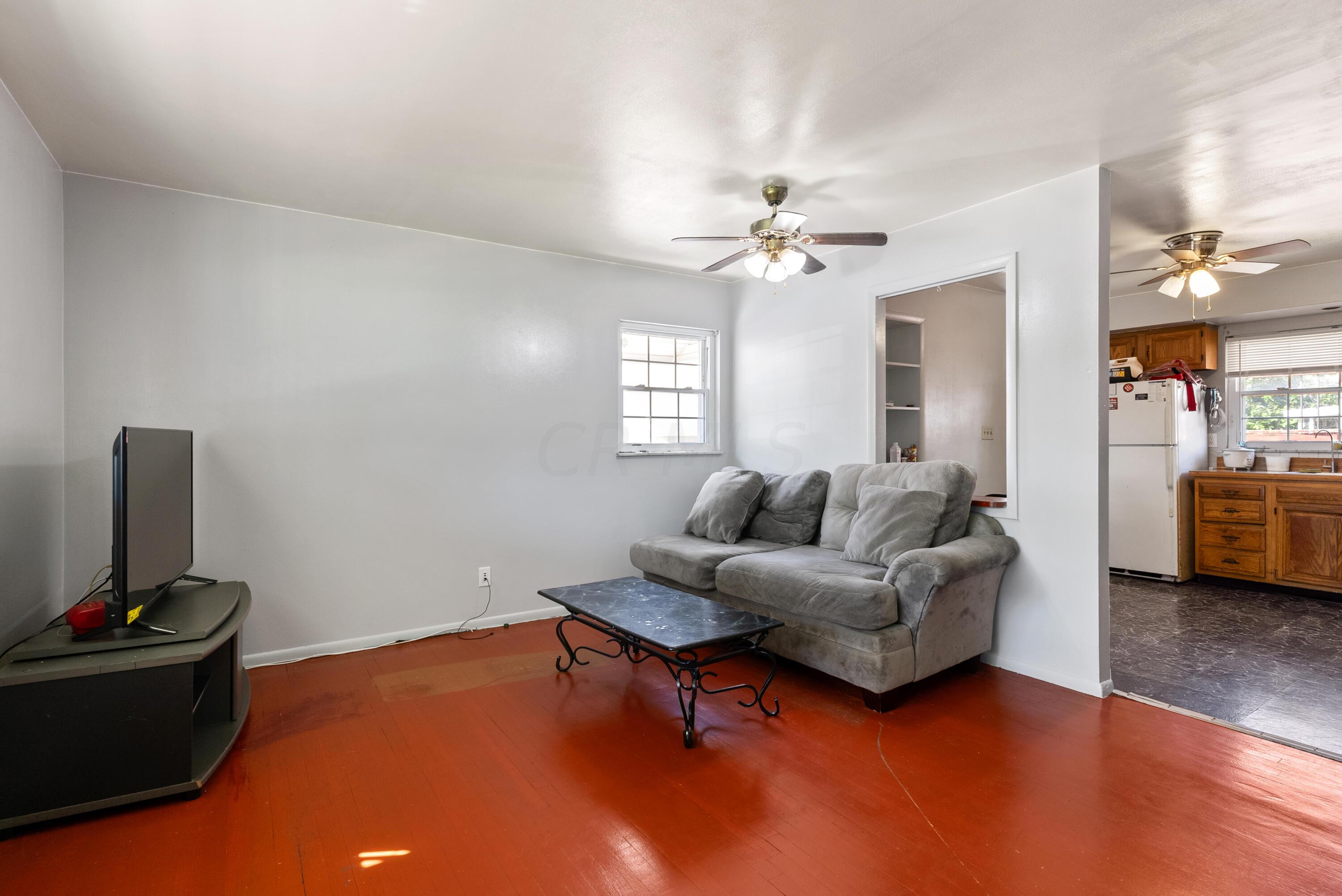1089 South Yearling Road Columbus, OH 43227 - Photo 7 of 28 Living Room