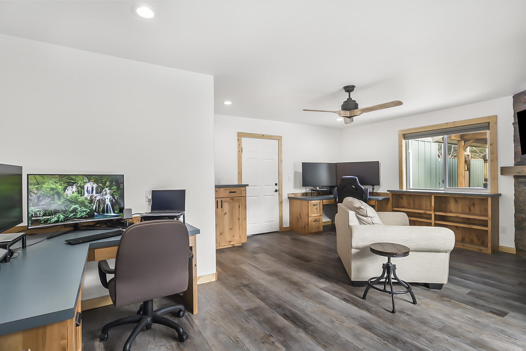 17246 Tholstrup Road Bend, OR 97707 - Photo 25 of 55 Great office with two built-in desks.