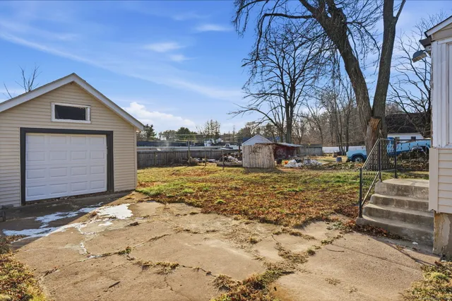 a view of a yard with a house