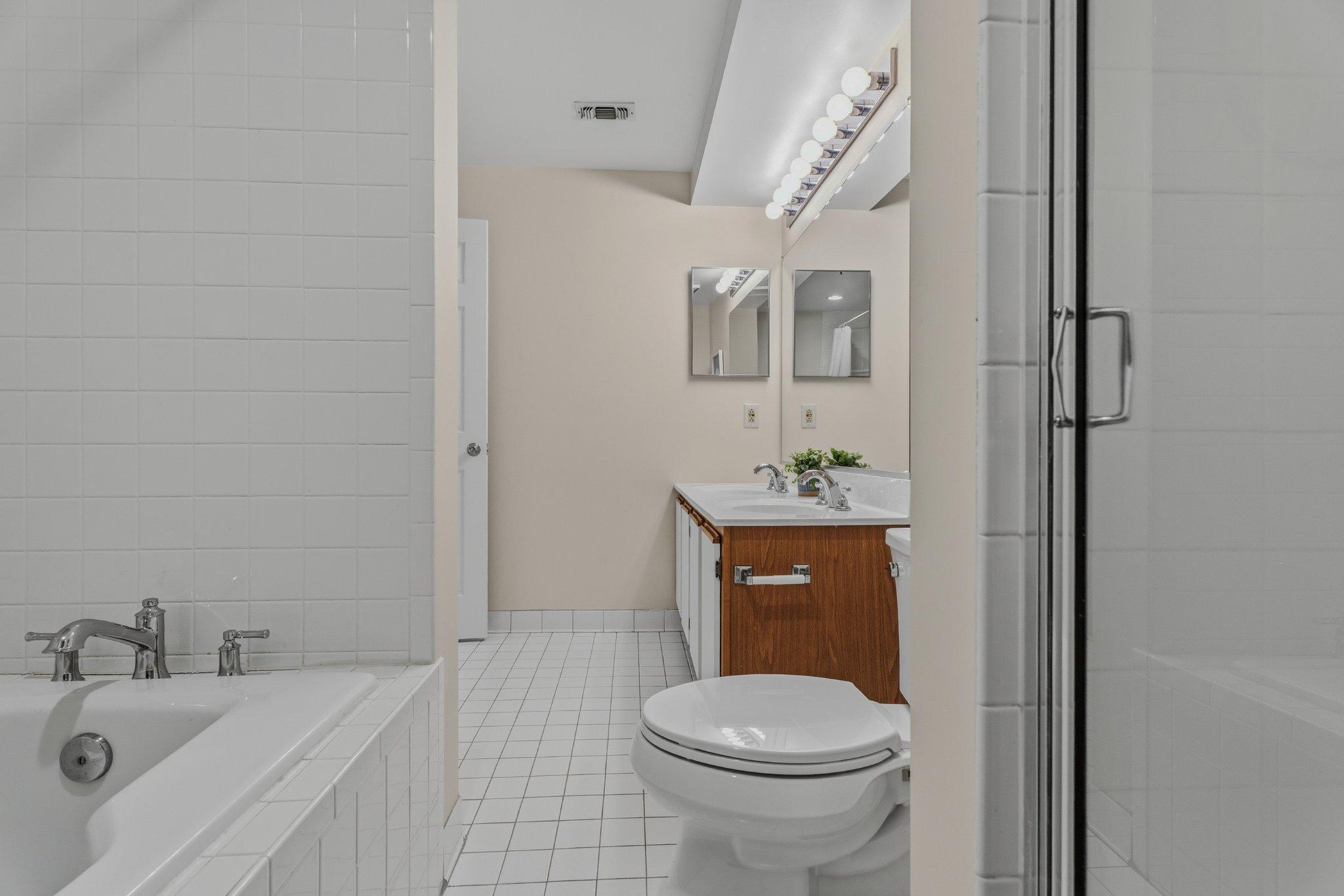 960 Fell Street, Unit 308 Baltimore, MD 21231 - Photo 26 of 38 Separate soaking tub for relaxing.