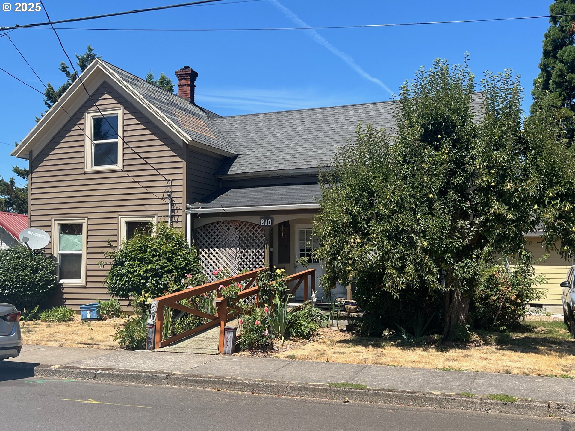 a view of a house with a yard