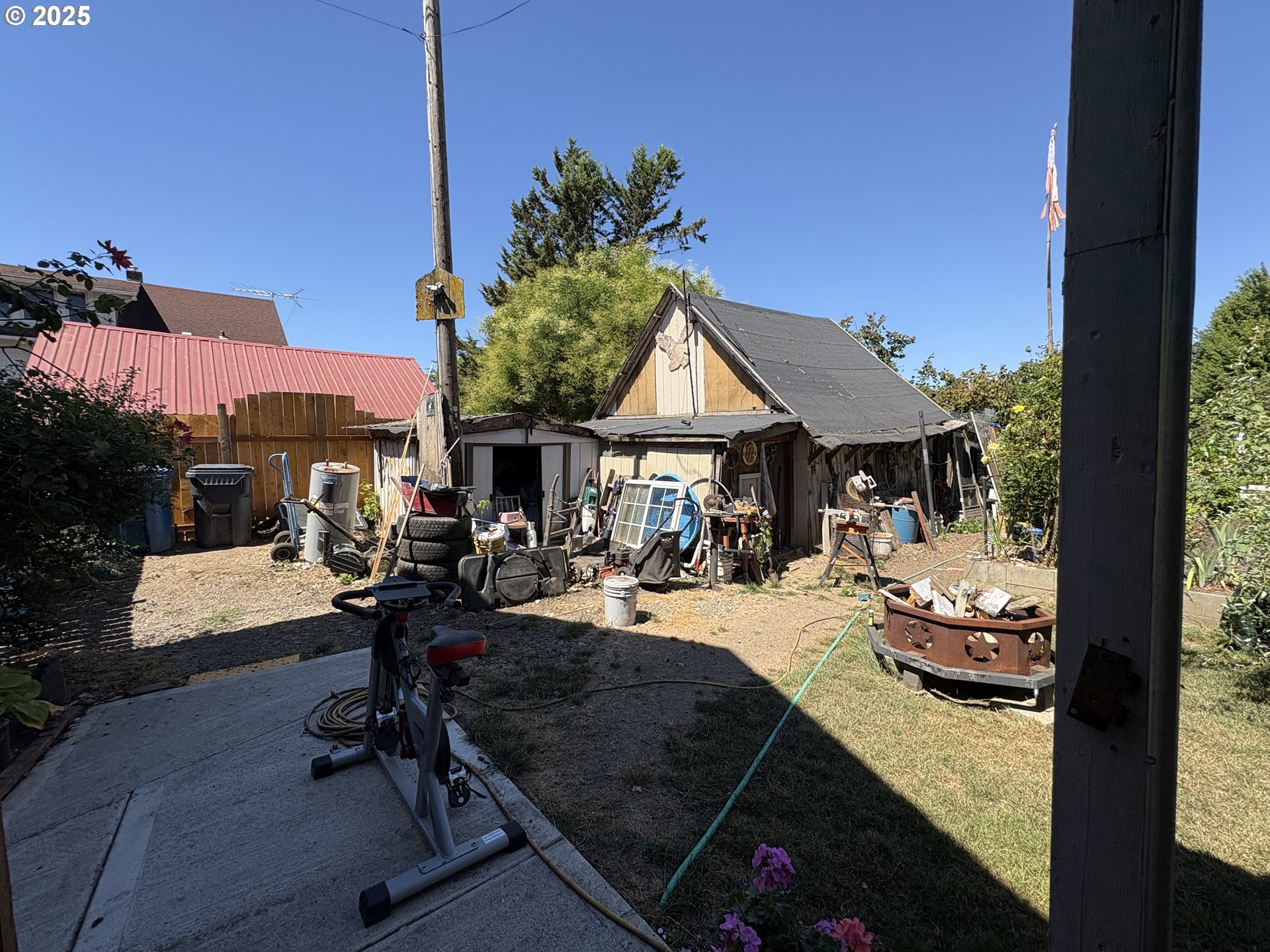 810 Taylor Mount Angel, OR 97362 - Photo 20 of 25 a view of a patio with dining table and chairs with a small yard